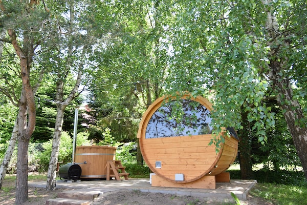 Foto van Grote vakantievilla met sauna, jacuzzi en zwembad. - ExteriorSummer