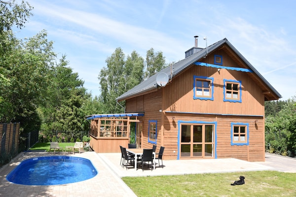 Foto van Grote vakantievilla met sauna, jacuzzi en zwembad. - ExteriorSummer