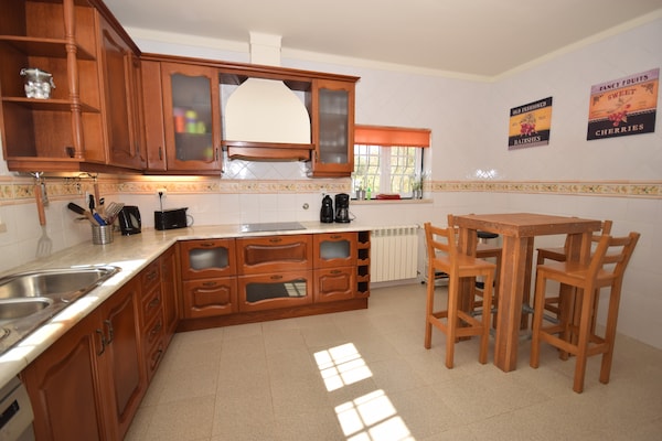 Foto van Familie-uitje met zwembad; Caldas da Rainha - Vakantiehuis in Salir de Matos - Kitchen