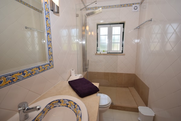 Foto van Familie-uitje met zwembad; Caldas da Rainha - Vakantiehuis in Salir de Matos - BathRoom