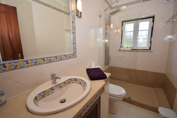 Foto van Familie-uitje met zwembad; Caldas da Rainha - Vakantiehuis in Salir de Matos - BathRoom