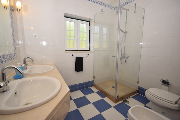 Foto van Familie-uitje met zwembad; Caldas da Rainha - Vakantiehuis in Salir de Matos - BathRoom