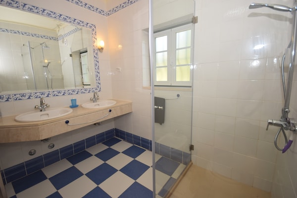 Foto van Familie-uitje met zwembad; Caldas da Rainha - Vakantiehuis in Salir de Matos - BathRoom