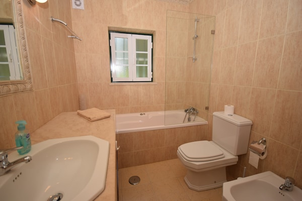 Foto van Familie-uitje met zwembad; Caldas da Rainha - Vakantiehuis in Salir de Matos - BathRoom
