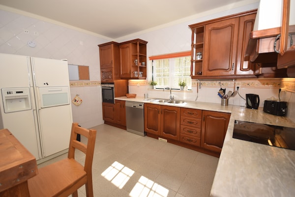 Foto van Familie-uitje met zwembad; Caldas da Rainha - Vakantiehuis in Salir de Matos - Kitchen