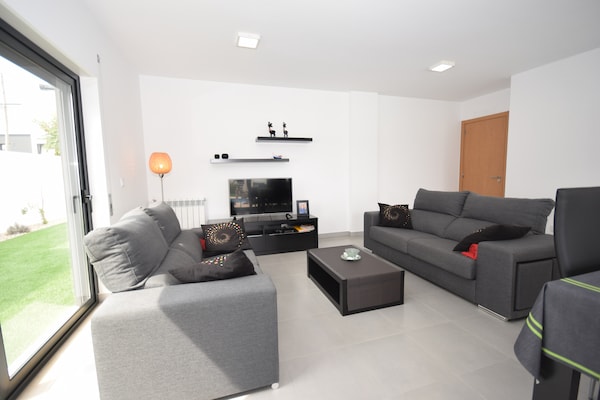 Foto van Vakantiehuis; strand van Nazaré om te surfen - Vakantiehuis in Famalicao - LivingRoom