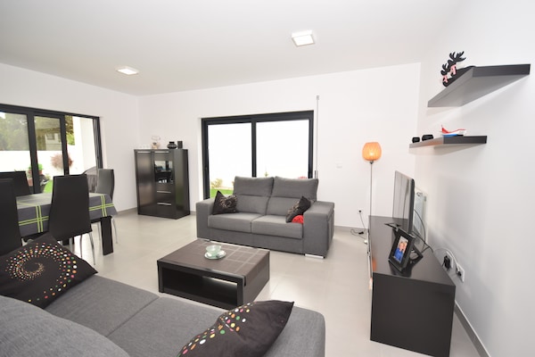 Foto van Vakantiehuis; strand van Nazaré om te surfen - Vakantiehuis in Famalicao - LivingRoom