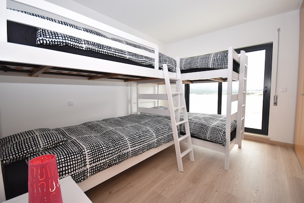 Foto van Vakantiehuis; strand van Nazaré om te surfen - Vakantiehuis in Famalicao - BedRoom