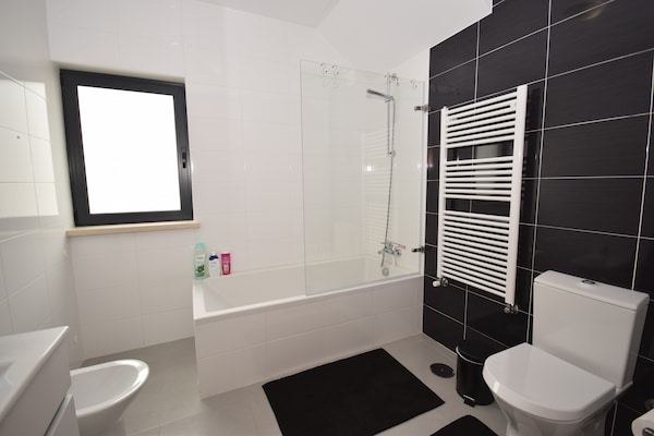 Foto van Vakantiehuis; strand van Nazaré om te surfen - Vakantiehuis in Famalicao - BathRoom