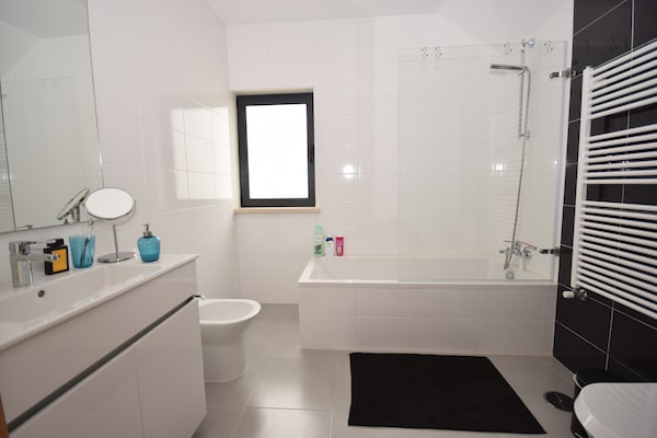 Foto van Vakantiehuis; strand van Nazaré om te surfen - Vakantiehuis in Famalicao - BathRoom