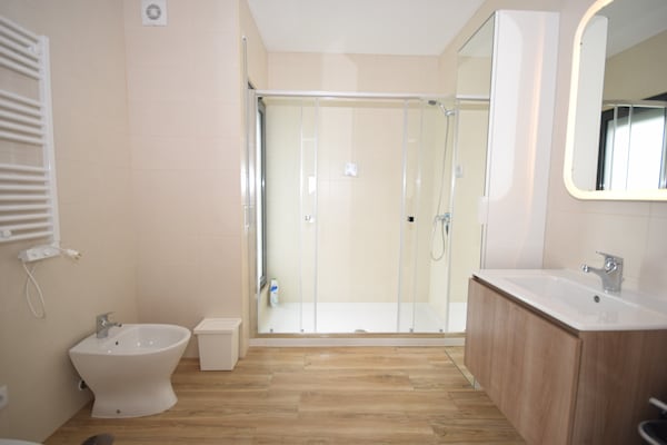 Foto van Comfortabele villa met privé-zwembad vlakbij de mooie stranden van de Zilverkust - BathRoom