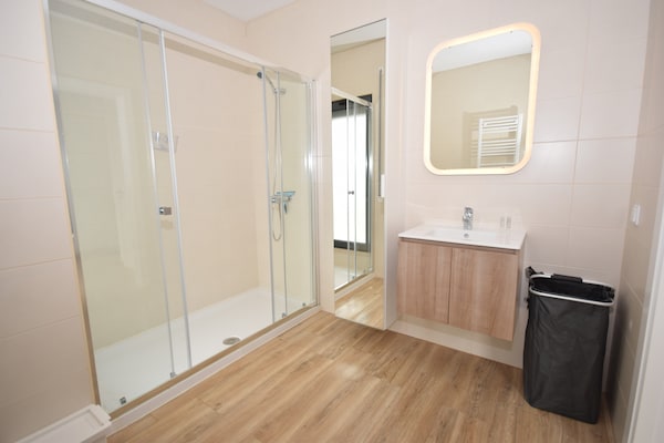 Foto van Comfortabele villa met privé-zwembad vlakbij de mooie stranden van de Zilverkust - BathRoom