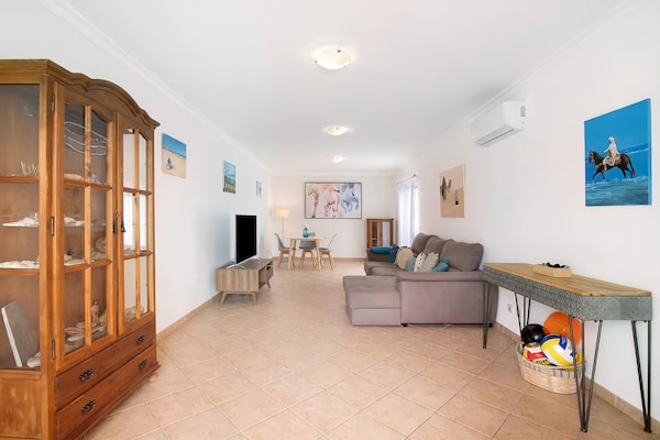 Foto van Prachtig vakantiehuis in Manta Rota met privézwembad - LivingRoom