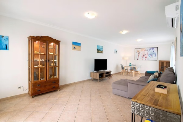 Foto van Prachtig vakantiehuis in Manta Rota met privézwembad - LivingRoom