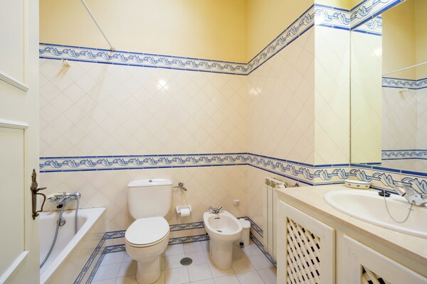 Foto van Gezellig herenhuis in Ponte de Lima met zwembad - Vakantiehuis in Santa Cruz do Lima, Ponte de Lima - BathRoom