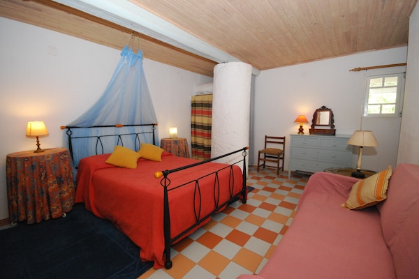 Foto van Vintage boerderij in Lissabon Portugal met zwembad - BedRoom