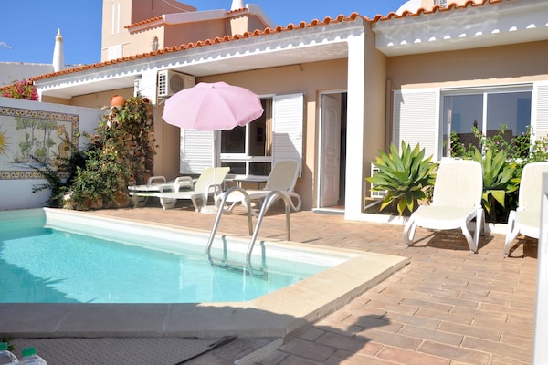Foto van Villa in Vilamoura met Zwembad & Terras - Vakantiehuis in Vilamoura - ExteriorSummer