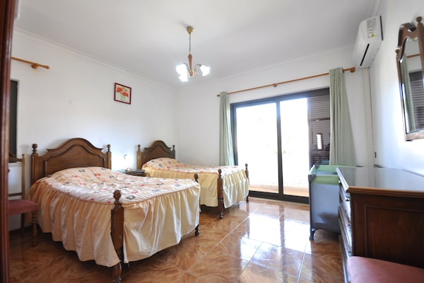 Foto van Villa in Vilamoura met zwembad bij golfbanen - Vakantiehuis in Vilamoura - BedRoom