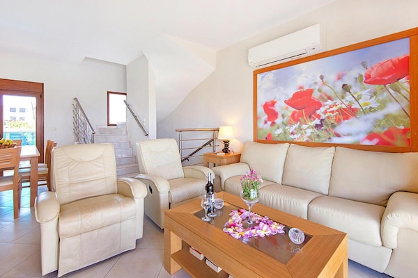 Foto van Vakantiehuis in Kiotari met een terras - Vakantiehuis in Kiotari - LivingRoom