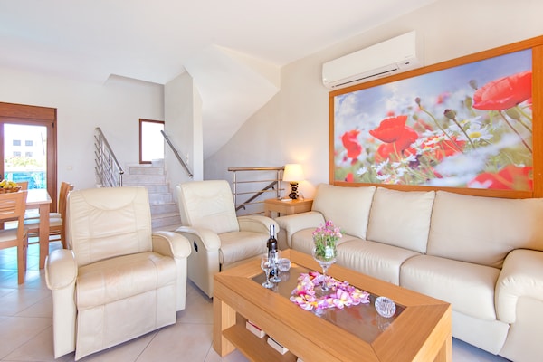 Foto van Vakantiehuis in Kiotari met een barbecue - Vakantiehuis in Kiotari - LivingRoom