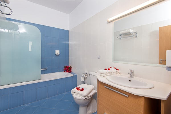 Foto van Vakantiehuis in Kiotari met een barbecue - Vakantiehuis in Kiotari - BathRoom