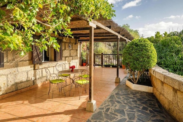 Foto van Vakantiehuis aan de kust van Tenerife voor 3 - Vakantiehuis in Malpais de Candelaria - TerraceBalcony