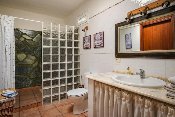 Foto van Vakantiehuis aan de kust van Tenerife voor 3 - Vakantiehuis in Malpais de Candelaria - BathRoom