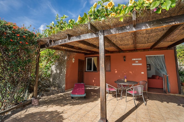 Foto van Vakantiehuis aan de kust van Tenerife voor 3 - Vakantiehuis in Malpais de Candelaria - ExteriorSummer