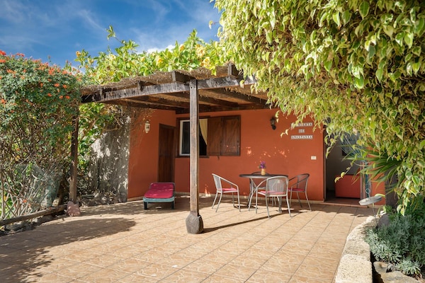 Foto van Vakantiehuis aan de kust van Tenerife voor 3 - Vakantiehuis in Malpais de Candelaria - ExteriorSummer
